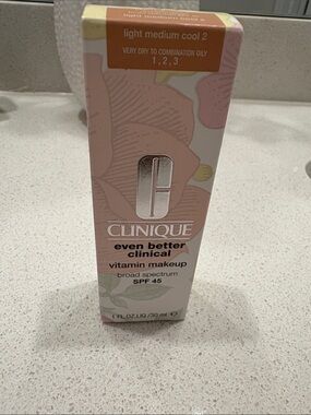 Clinique Even Better Clinical Vitamin Makeup - Light/Medium Cool 2